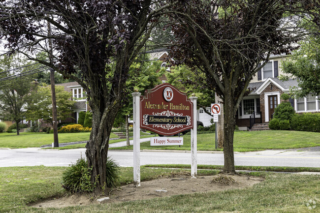 According to niche.com, Alexander Hamilton in Glen Rock, NJ has received an A rating.