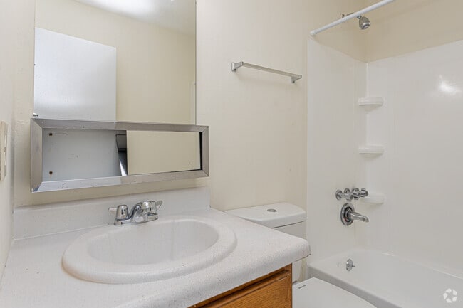 2BR, 2BA - 866SF