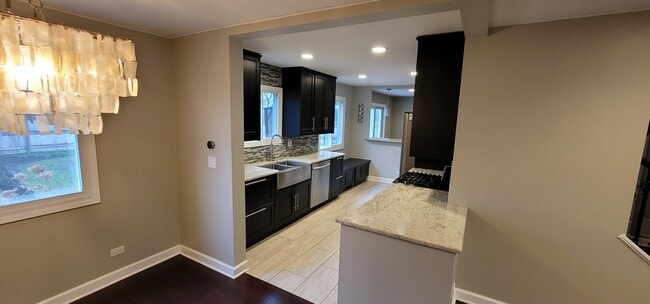 1147 Needham Rd, Naperville, IL 60563 - photo 4