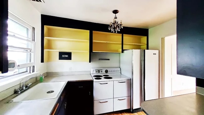 Kitchen with vintage appliances
