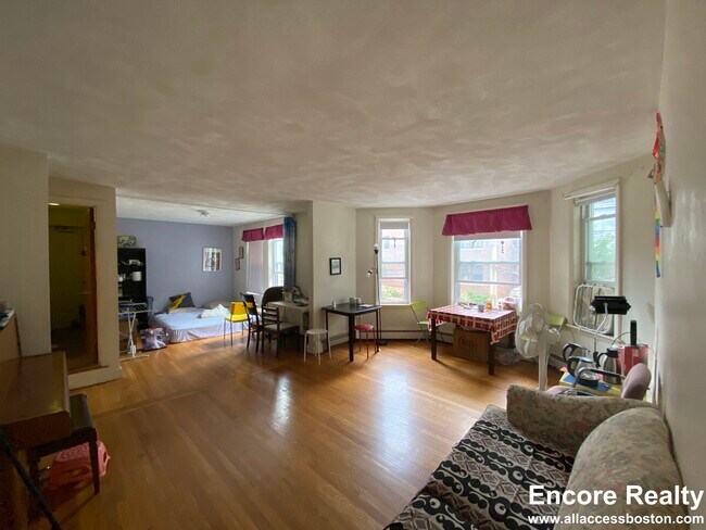 310 Tappan St unit 9, Brookline, MA 02445 - photo 2