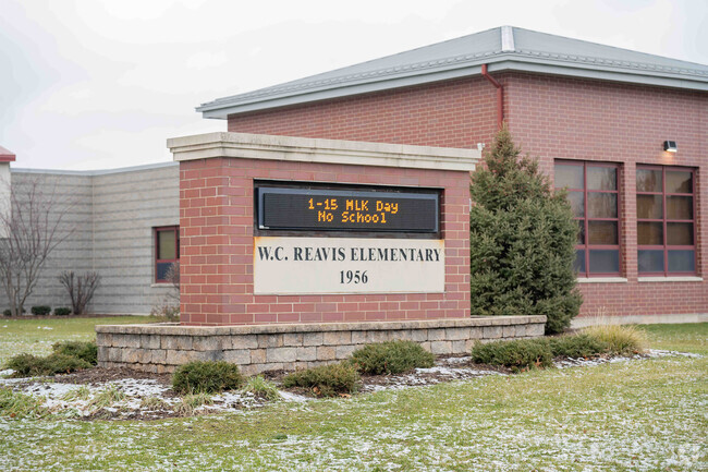 Courses in reading and literature are available at Reavis Elementary School in Lansing, IL.