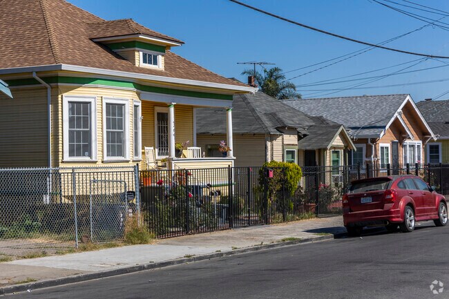 Elmhurst Park is home to many classical Oakland residential styles.