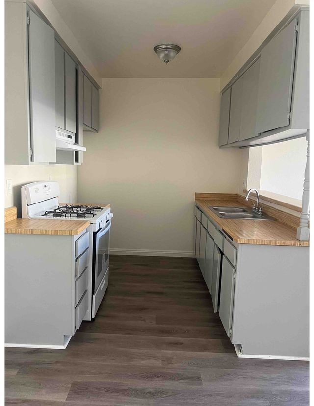 8541 Foothill Blvd, Sunland, CA 91040