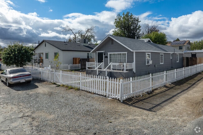 Ford City single-family home features Craftsman details and prices up to $300K.