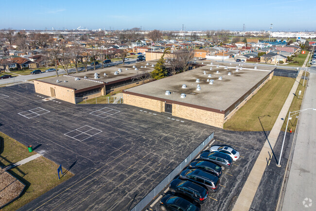 Harry E. Fry School has a student-teacher ratio of 17 to 1.