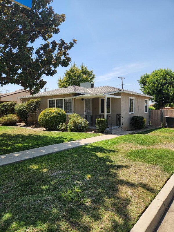 261 N Larson St, Porterville, CA 93257