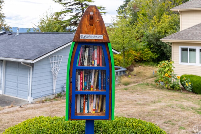 Woodmont local giving back with a mini library of books to use.