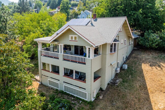 Homes in North Ashland are frequently separated by foliage.