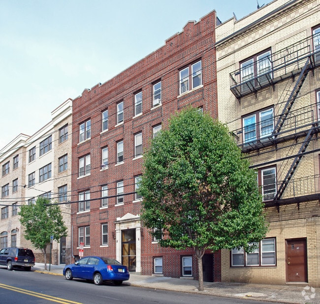 372 Anderson Ave, Cliffside Park, NJ 07010 - photo 3