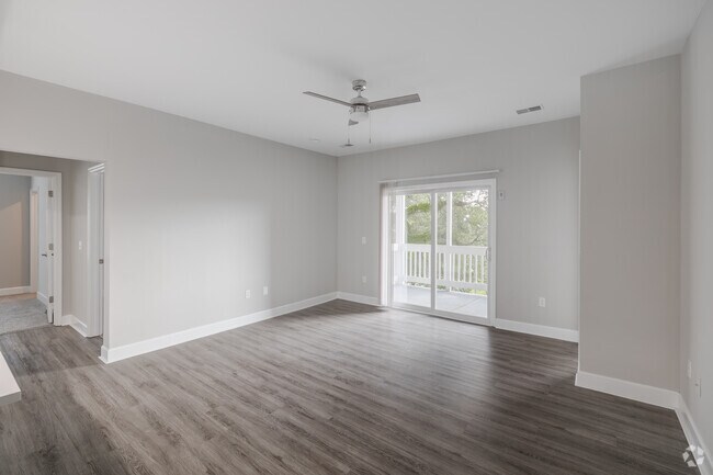 3BR, 2BA - 1,370SF Renovated - Living Roomi