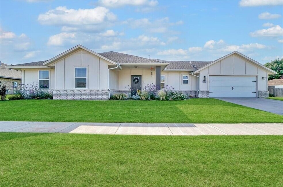 1004 Village Dr, Altus, OK 73521 - photo 1