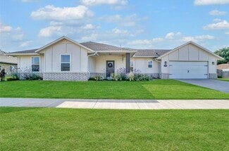 1004 Village Dr, Altus, OK 73521