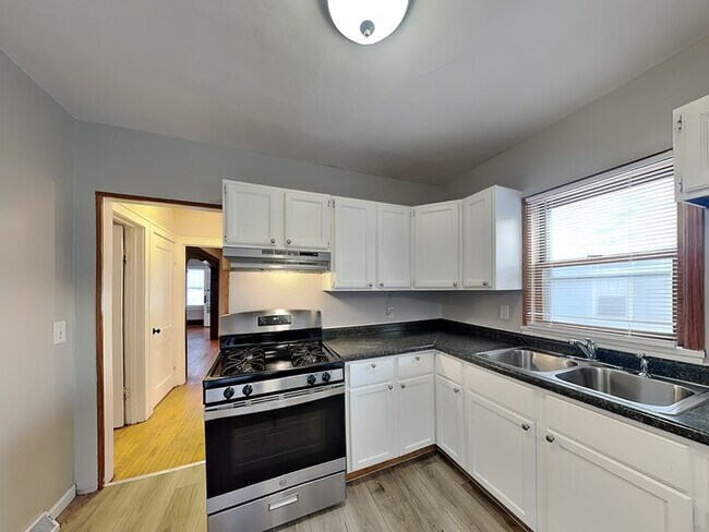 891 Hazelwood St, Saint Paul, MN 55106 - photo 6