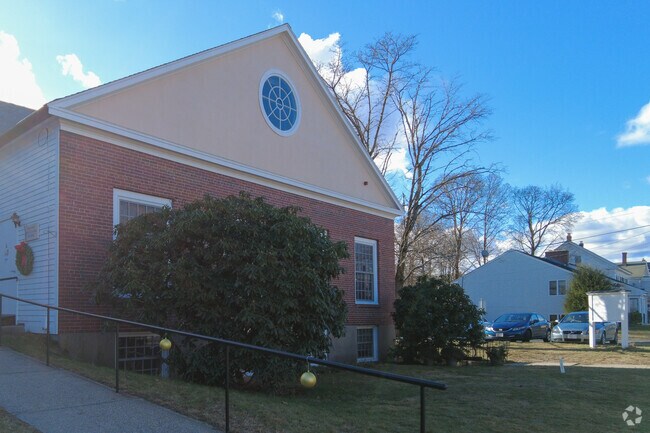 Melrose Montessori School has a student teacher ratio of 4 to 1.