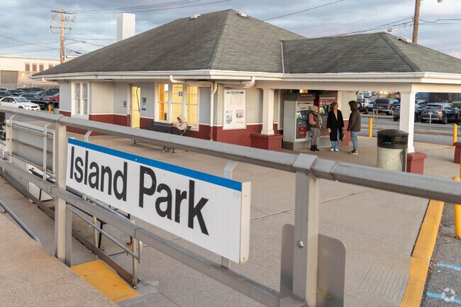 There is an indoor waiting room at the Island Park LIRR station.