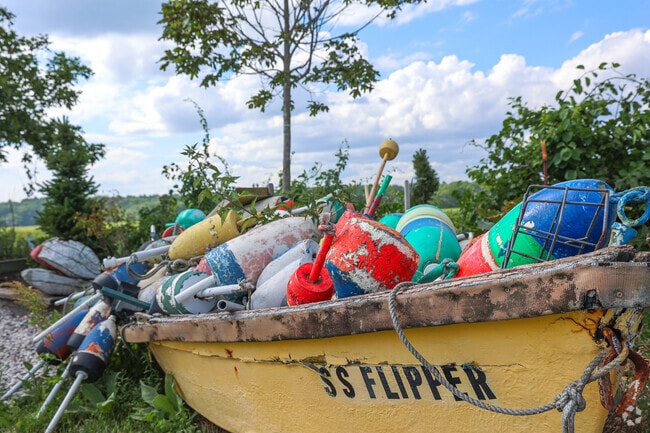 Rye’s coastal charm is reflected throughout the town’s décor, with nautical touches, seaside colors, and maritime themes creating a relaxed, beachy atmosphere.