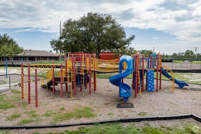 Deep Creek Elementary School has a student teacher ratio of 16:1.