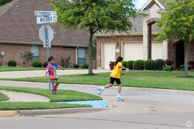 Residents experience a welcoming community within Dallas' Glenn Heights neighborhood.