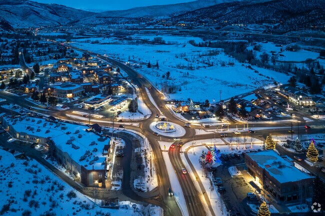 Set against the backdrop of the Rockies, Edwards Village and Riverwalk offer an elegant yet laid-back vibe. Whether sipping craft cocktails, browsing artisan shops, or enjoying live music, these bustling centers glow under the evening sky, making every night feel special.