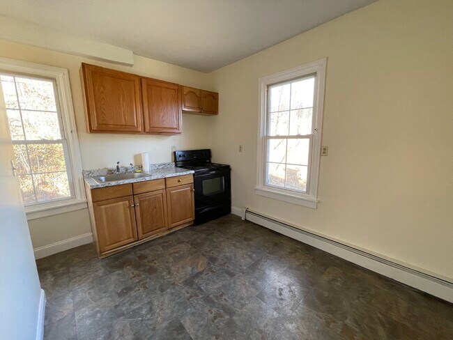 73 W Thames St unit 73B, Norwich, CT 06360 - photo 6