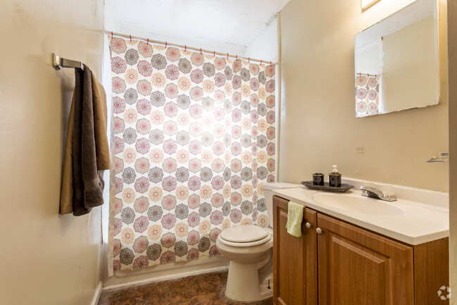 2BR, 1BA - 950 SF