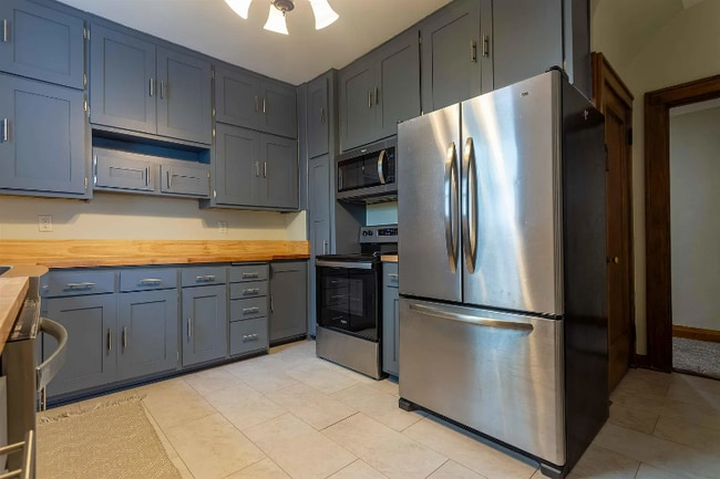 1215 Mt Pleasant St, Dubuque, IA 52001 - photo 6