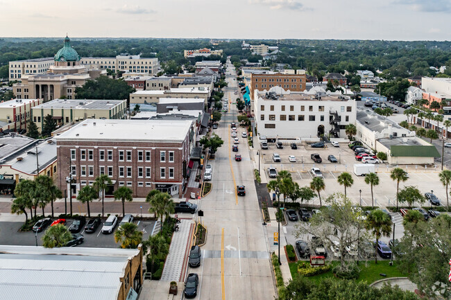 Daisy Lake locals enjoy the convenient access to historic downtown DeLand via Rt 44.