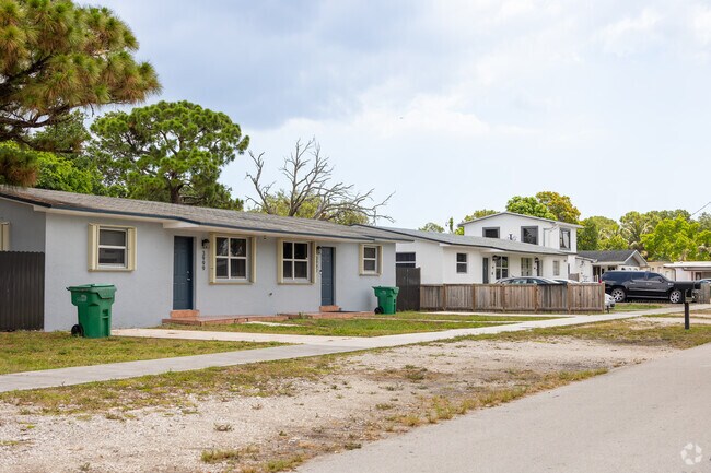 Traditional ranch-style homes are the most common housing style in Palmetto Lakes.