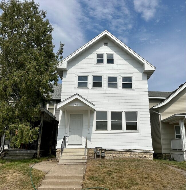 1516 C Ave NE, Cedar Rapids, IA 52402 - photo 3