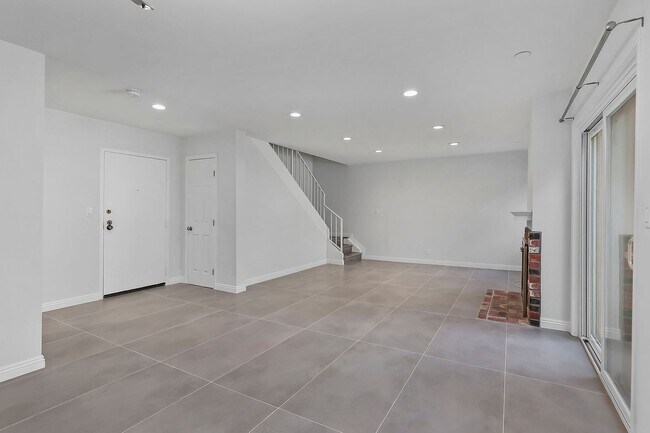 6145 Whitsett Ave unit 3, North Hollywood, CA 91606 - photo 2