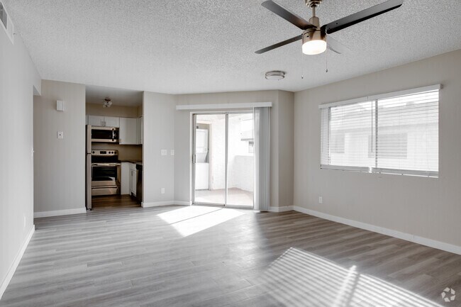 2BR, 2BA - 1,035SF