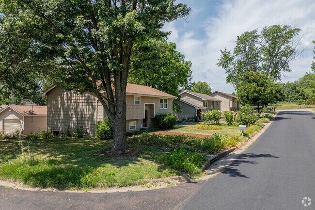 Rockbridge home consist primarily of bi-level homes as well as Ranchers and split levels.