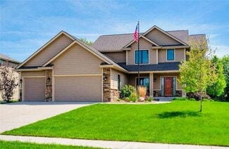 8700 Wooded Point Dr, Johnston, IA 50131