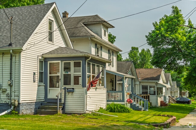 There is a wide array of architectural styles found in the Foster neighborhood.
