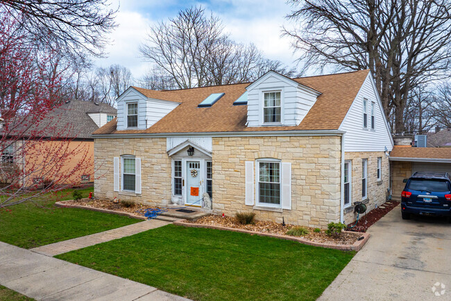 Cape cods can be found throughout Edgebrook's neighborhood streets.