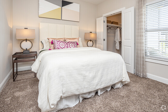 2BR, 2BA - 1,043SF
