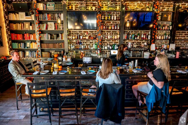 Beginnings restaurant in nearby Atlantic Beach offers a mix of fine dining and themed dinners.