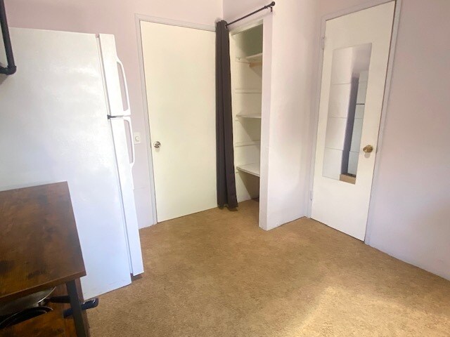 Entry room/kitchenette/office