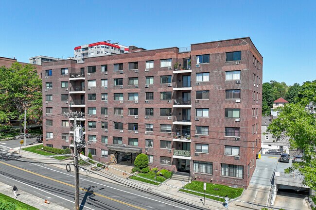 Many Woodcrest Heights residents choose to live in condo styled housing all throughout White Plains.