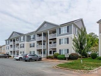 962 Plaza Walk Dr, Charlotte, NC 28215