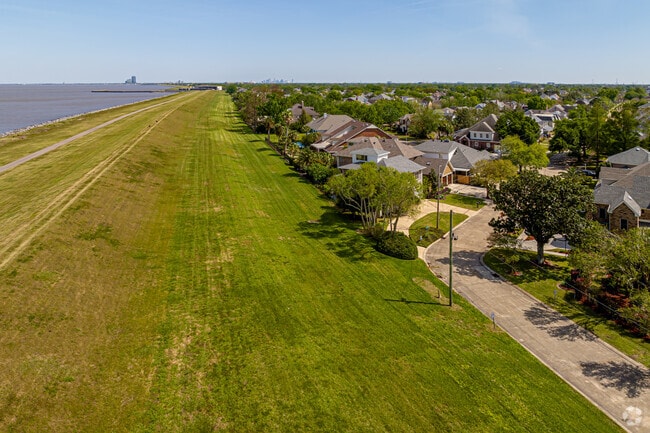 Elmwood Park sits just minutes from Lake Pontchartrain, offering scenic views and easy access to waterfront recreation.