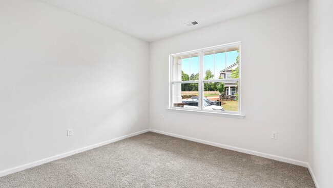 306 Silicon Dr, Greenville, SC 29605 - photo 5