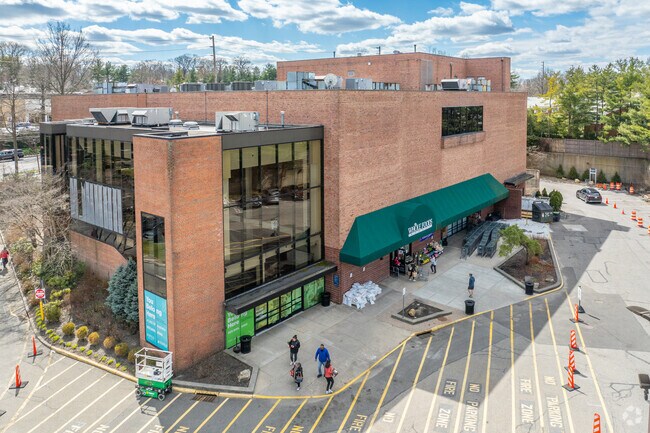 Get some groceries from Whole Foods conveniently located on Northern Boulevard in Manhasset.