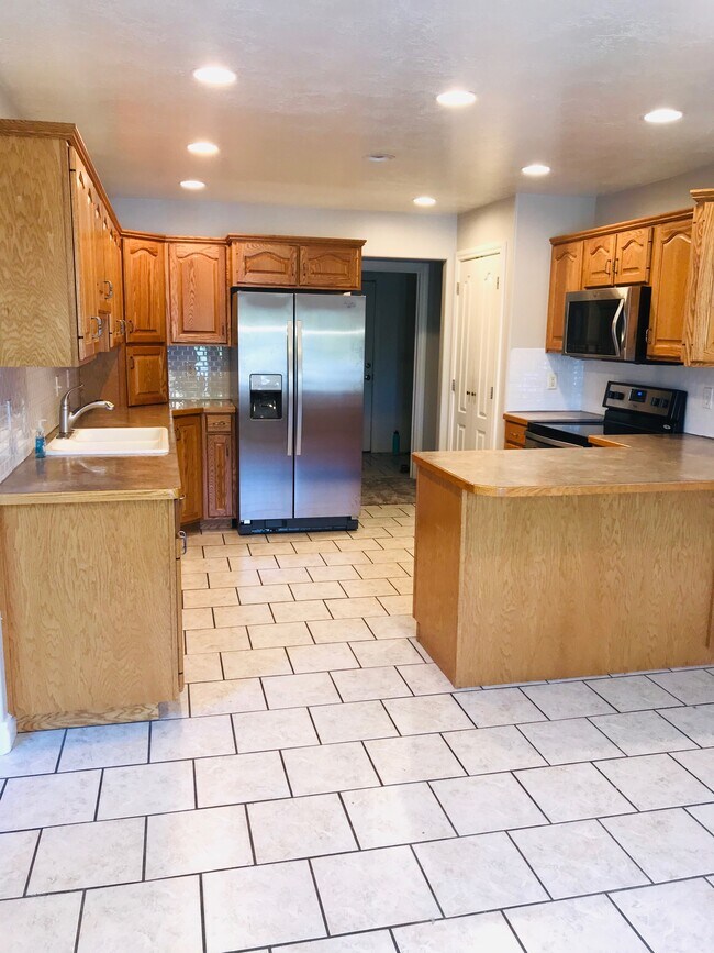 633 S Teresa St, Kaysville, UT 84037 - photo 2