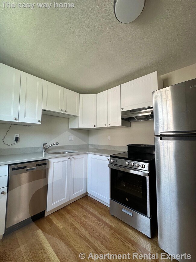 184 Broadway St unit 3, Wakefield, MA 01880 - photo 2