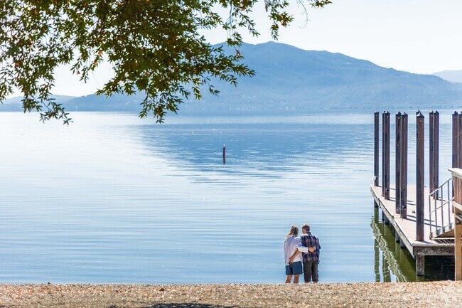 It's common to see couples enjoy amazing views of Clearlake in Nice.