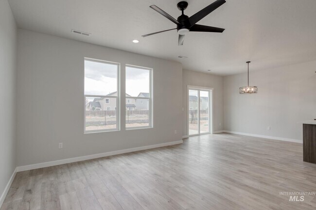 898 N Mirror Creek Way, Meridian, ID 83642 - photo 4