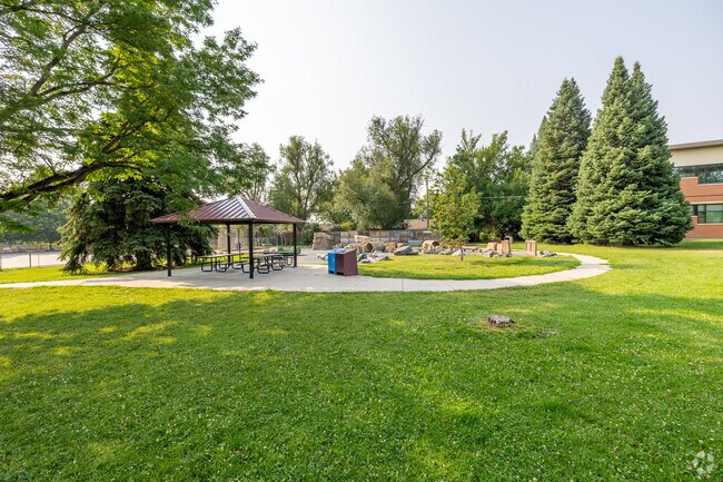 Boulder’s Columbine Park provides spacious green areas for recreation and scenic enjoyment.