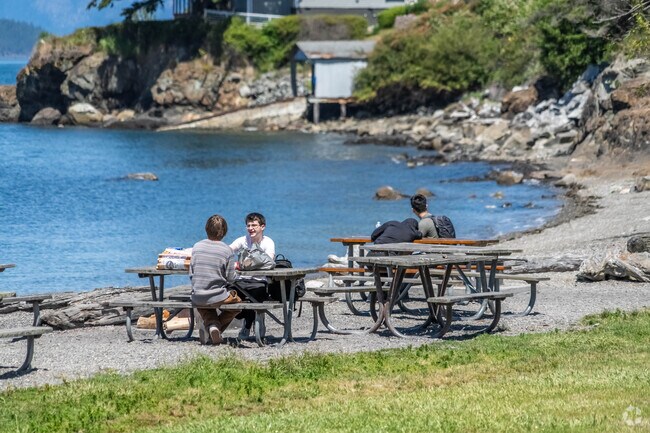 Washington Park on the north west area of Skyline, offers boat lunch, picnic tables and more.